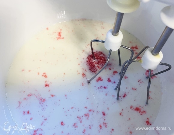 В чашу для миксера высыпать желатин (у меня был клубничный желатин со стевией). В оригинальном рецепте обычный желатин. Можно по желанию добавить пищевой краситель и любые ароматизаторы. Залить горячим молоком.