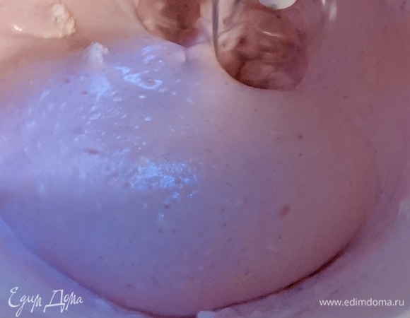 Добавить йогурт или сметанообразный мягкий творог (творог даст более плотную густую текстуру) и остальные ингредиенты. Взбивать недолго, до однородной консистенции. У меня в этот раз был творожный брикет — он остается крупинками в муссе.