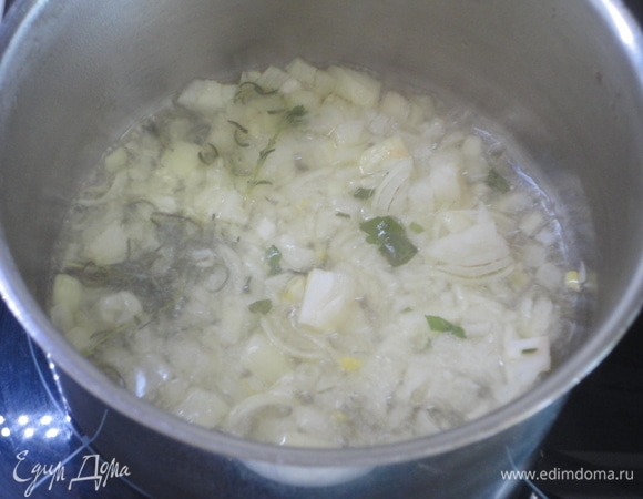 Лук нарезаем мелкими кубиками и обжариваем в кастрюле с толстым дном вместе с розмарином до золотистого цвета.