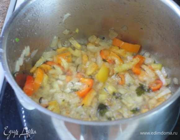 Добавляем свежий болгарский перец, прожариваем. Выкладываем промытую чечевицу и заливаем водой. Варим до готовности чечевицы. Ближе к окончанию готовки добавить каперсы. Добавляем пряности, соль, свежемолотый перец, доводим до кипения, отключаем нагрев и даем настояться 10 минут.