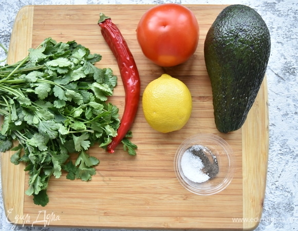 Для гуакамоле используйте спелый плод авокадо. Вместо лайма можно взять лимон.