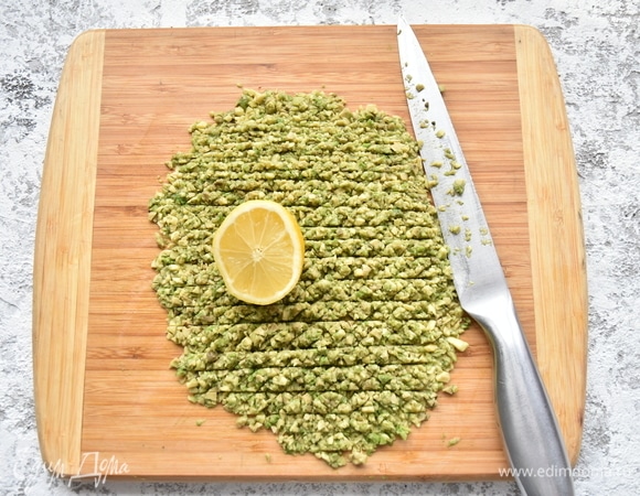 Для того чтобы мякоть авокадо не потемнела, сбрызнуть ее соком одного лимона или лайма.