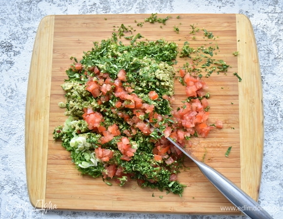 Добавить соль, перец черный молотый, сухой чили и оливковое масло. Перемешать гуакамоле и выложить на блюдо. Соус украсит любое блюдо — от чипсов и начос до блюд из мяса и рыбы.