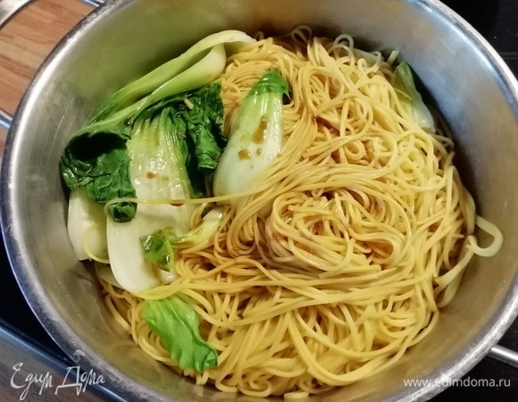 Выложить лапшу обратно в кастрюлю и влить оставшийся маринад, размешать.