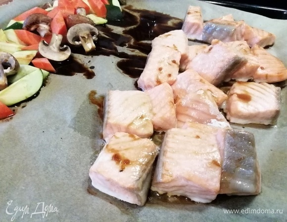 Достать противень и выложить овощи в лапшу, аккуратно перемешать.