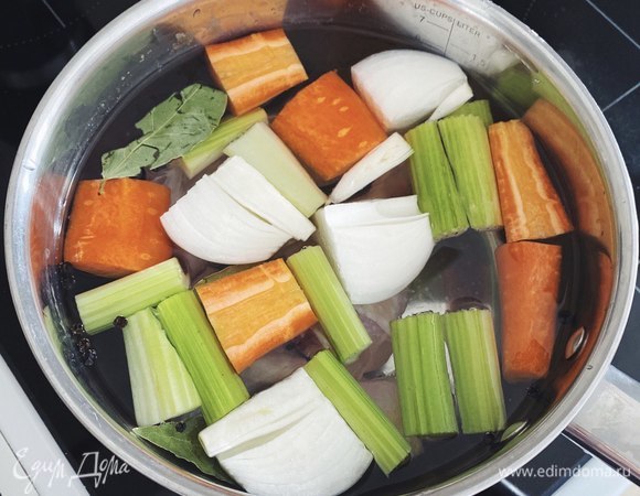 Курицу промыть, морковь почистить, разрезать на 4 части. Лук почистить и тоже разрезать на 4 части. Стебли сельдерея нарезать на кусочки. Я брала для бульона куриные голени, но можно взять и другие части курицы. В кастрюлю налить холодную воду, опустить курицу и все овощи. Добавить перец горошком и лавровый лист. Не солить!