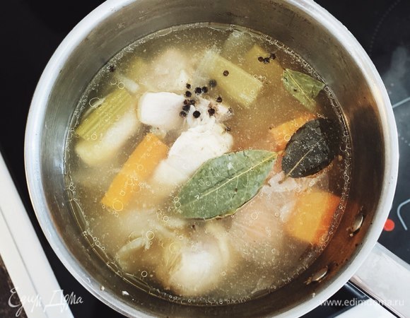 Поставить на средний огонь, довести до кипения и убавить огонь до тихого. Варить 1–1,5 часа, прикрыв крышкой. Периодически проверять и снимать пенку.