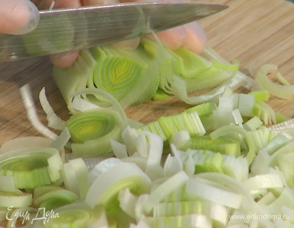 Светлую часть порея нарезать тонкими кольцами.