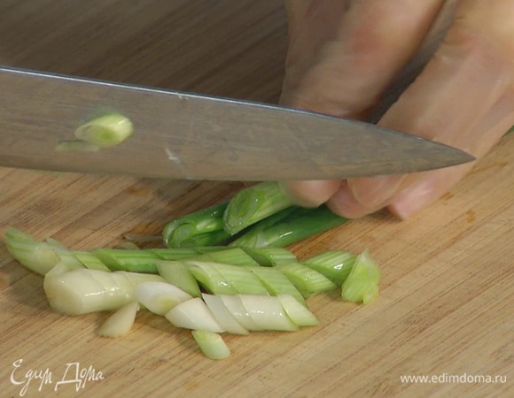 Зеленый лук тонко порезать наискосок.