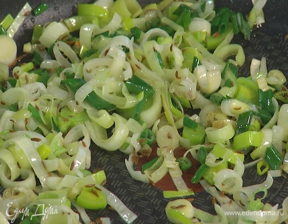Разогреть в большой сковороде оливковое масло и на небольшом огне слегка обжарить порей, затем добавить тмин, зеленый лук и шпинат, все перемешать.
