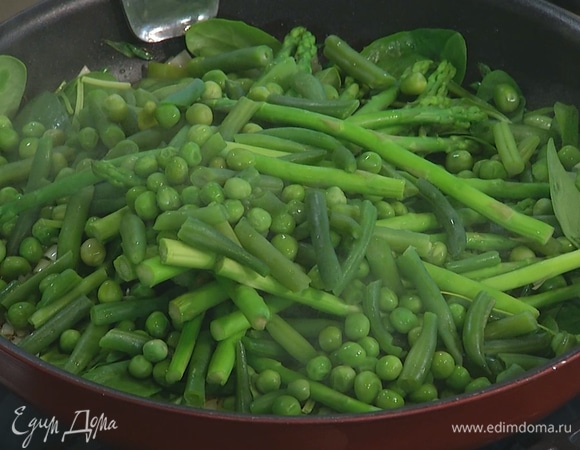 Фасоль, горошек и спаржу откинуть на дуршлаг и добавить в сковороду к порею.