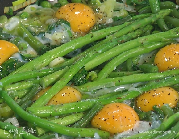 Туда же разбить яйца, посолить, поперчить, накрыть крышкой и готовить до степени прожарки, которая вам нравится.