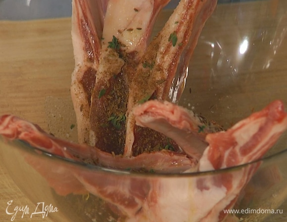 Бараньи ребрышки выложить в миску, добавить 3 ст. ложки оливкового масла, листья тимьяна, молотую зиру и паприку, посолить и оставить мариноваться на 10–15 минут.