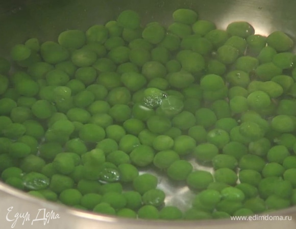 Зеленый горошек разморозить, выложить в кастрюлю с кипящей водой и бланшировать несколько минут, затем откинуть на дуршлаг и промыть очень холодной водой.