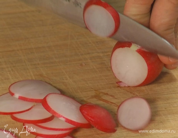 Редис нарезать тонкими кружками.