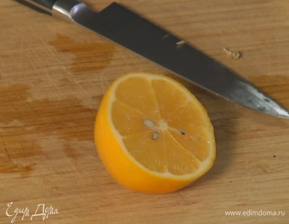 Из половинки лимона выжать сок.