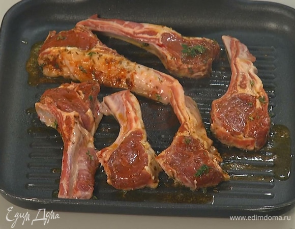 Сильно разогреть сковороду-гриль, выложить маринованные бараньи ребрышки и обжаривать с двух сторон до готовности.