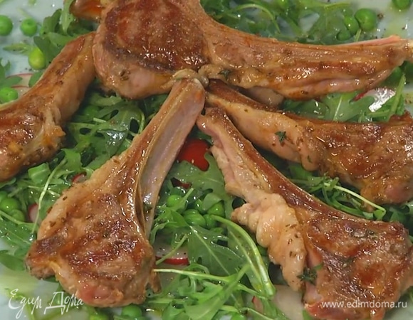 На большую тарелку выложить редиску, зеленый горошек и руколу, все посолить, поперчить, полить оливковым маслом и лимонным соком. Сверху разложить готовые ребрышки.