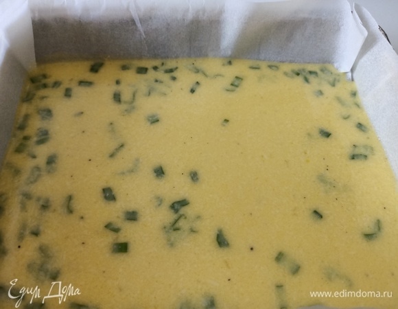 Форму для запекания застелить пергаментной бумагой. Влить яичную смесь и запекать в предварительно разогретой до 180°C духовке 10–15 минут.