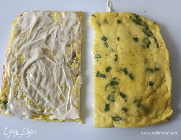 Готовый омлет разрезать пополам. Одну половину смазать майонезом.