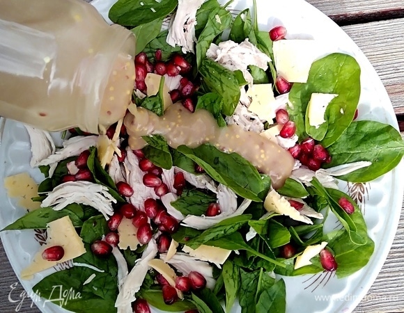 Шпинат вымыть, обсушить, мясо курицы нарезать кусочками. Перемешать все в миске. Сыр нарезать с помощью овощечистки слайсами (у автора был пармезан). Добавить в салат, перемешать. Полить салат заправкой и посыпать зернами граната. И все! 5 минут и салат на столе.