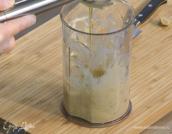 Бананы очистить от кожуры, разделить на части, выложить в чашу блендера и измельчить в пюре, затем влить растительное масло и все взбить, добавить овсяное молоко и еще раз взбить. 