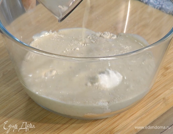 В глубокой миске перемешать муку, разрыхлитель, соду, соль и сахар, затем влить банановую смесь и вымешать лопаткой тесто. 
