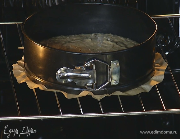 Разъемную форму застелить бумагой для выпечки, выложить тесто. Выпекать в разогретой духовке 20–30 минут.