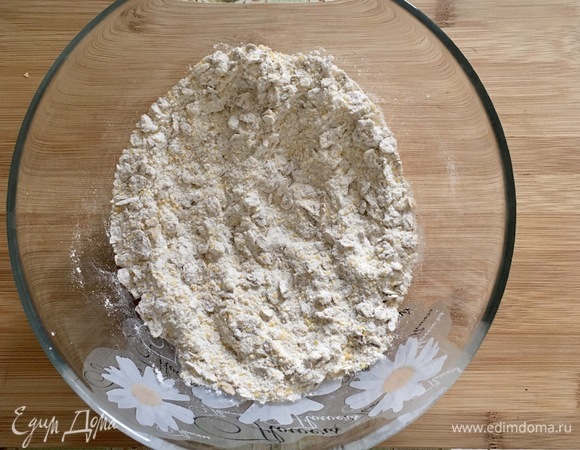 Смешайте муку, кукурузную крупу и манку. Добавьте геркулес, мускатный орех, ванильный сахар, соль, соду и мед жидкий. Перемешать.