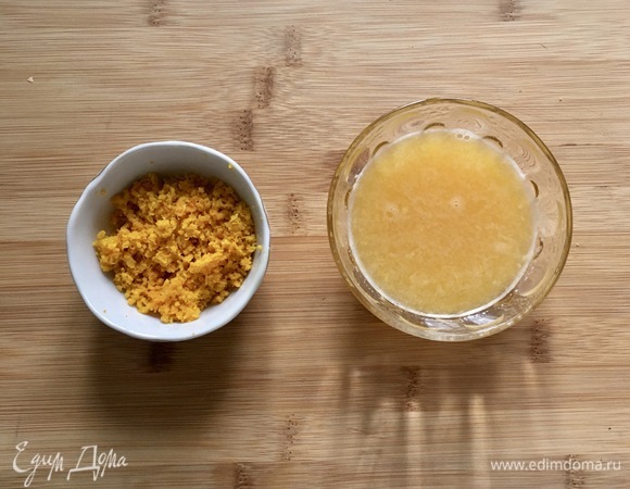 С апельсина снять цедру при помощи мелкой терки, выжать сок.