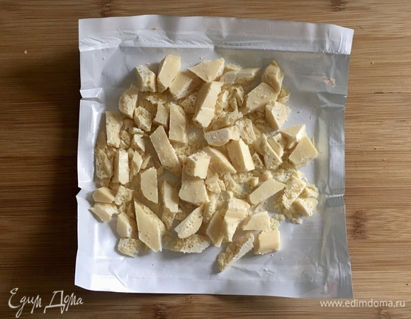Шоколад разломать на небольшие кусочки.