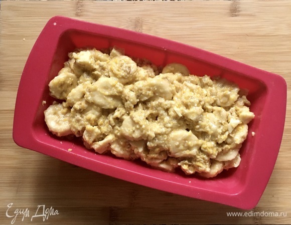 Разогрейте духовку до 180°C. Форму для кекса смажьте маслом, посыпьте мукой (у меня силиконовая форма, смазывать не нужно). Выложите в нее тесто, посыпьте верхушку кекса тростниковым сахаром и выпекайте 35–40 минут до румяной корочки.