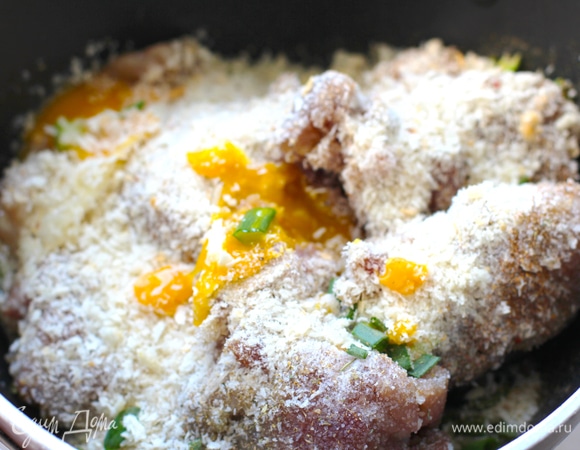 Смешайте в тарелке мясной фарш, яйцо, панировочные сухари, соль, перец красный и черный, чеснок, 2 стебля зеленого лука и все перемешайте.