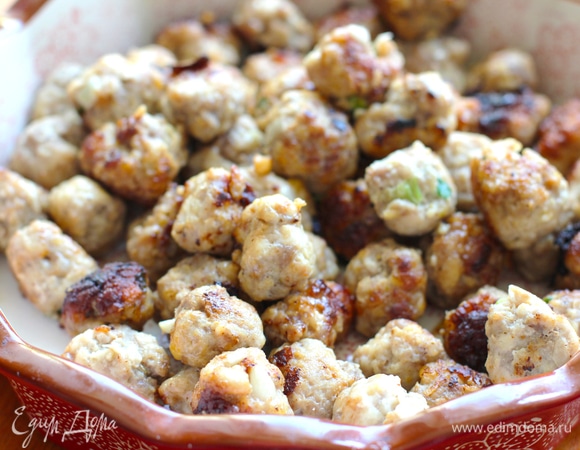 Разогрейте сковороду с 2 ст. л. растительного масла и обжарьте фрикадельки со всех сторон до золотистой корочки на среднем огне (примерно 4 минуты)