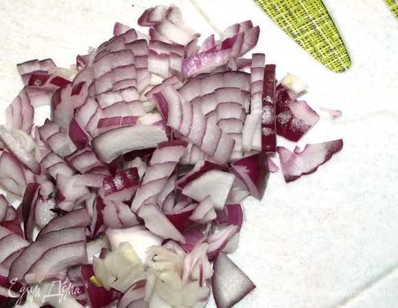 Лук мелко порубить.