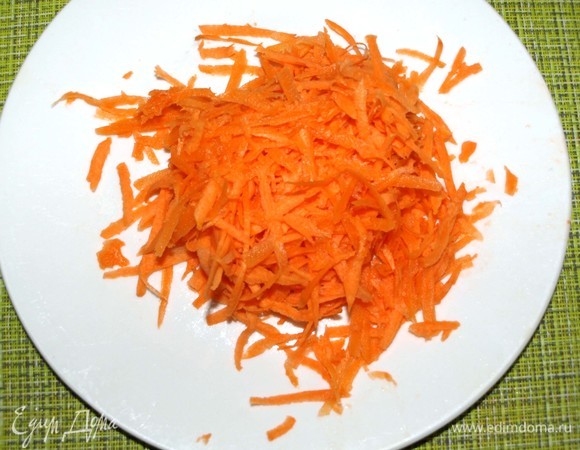 Морковь натереть на крупной терке.
