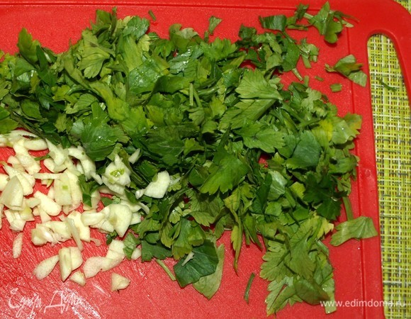 Чеснок и зелень петрушки мелко порубить.