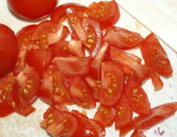 Помидоры мелко нарезать.
