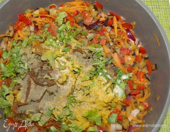 В разогретой с растительным маслом сковороде в течение 5 минут обжариваем баклажаны. Добавляем морковь и готовим 5 минут. Добавляем лук, сладкий перец и готовим 5 минут. Добавляем помидоры, зелень, чеснок, соль, перец и карри. Перемешиваем и готовим еще 5–10 минут.