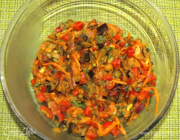 Перекладываем в чистую миску и даем полностью остыть. Пока начинка остывает, приготовим тесто.