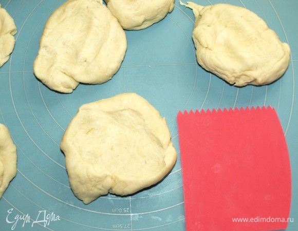 Готовое отдохнувшее тесто разделить на равные части, у меня их получилось 7. Тесто очень легкое и послушное в работе.