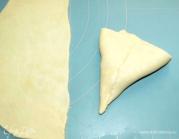 Каждую часть раскатать в круг диаметром приблизительно 15 см. Круг разделить на две части.
