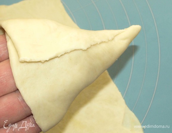 И свернуть конусы. Если необходимо, то смочить концы теста водой и соединить.