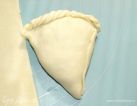 Соединяем края самосы.