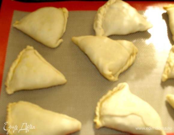 Выкладываем на противень, застеленный силиконовым ковриком или пекарской бумагой.