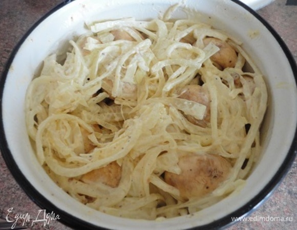 Лук тонко нашинковать полукольцами и слегка перетереть руками с солью. Добавить майонез, кориандр, перемешать с шампиньонами. Я мариновала ночь.