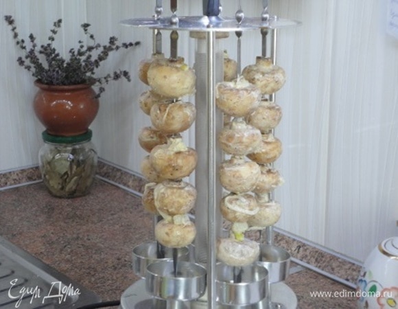 Нанизываем на шампура и запекаем 15–20 минут.