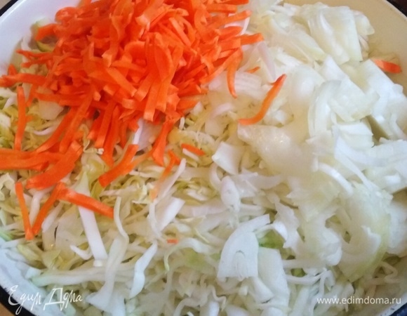 Капусту нашинковать, посолить, слегка помять руками. Добавить нарезанные лук и морковь, 1 ст. л. растительного масла, перемешать.