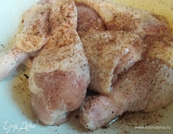 Куриные голени посолить, приправить вашими любимыми специями, добавить 1 ст. л. растительного масла, перемешать.