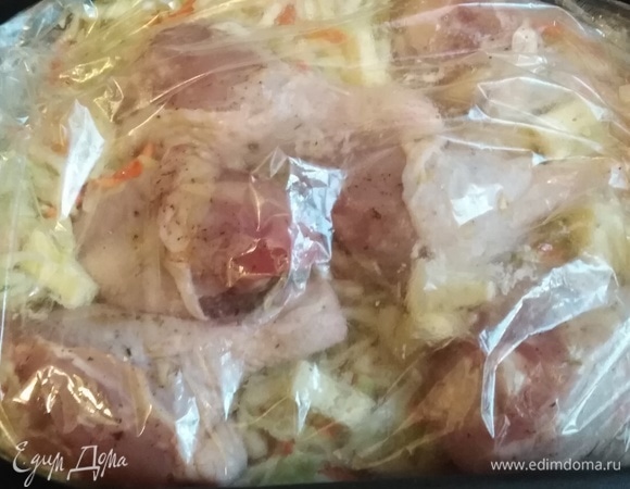 В рукав для запекания выложить капусту, поверх — куриную голень и кусочки сливочного масла. Завязать рукав. Поставить в заранее разогретую до 190°C духовку на 35 минут.